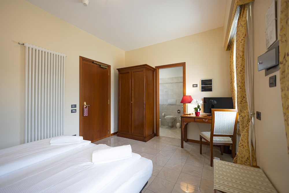Room at Hotel Il Portico, CANNOBIO