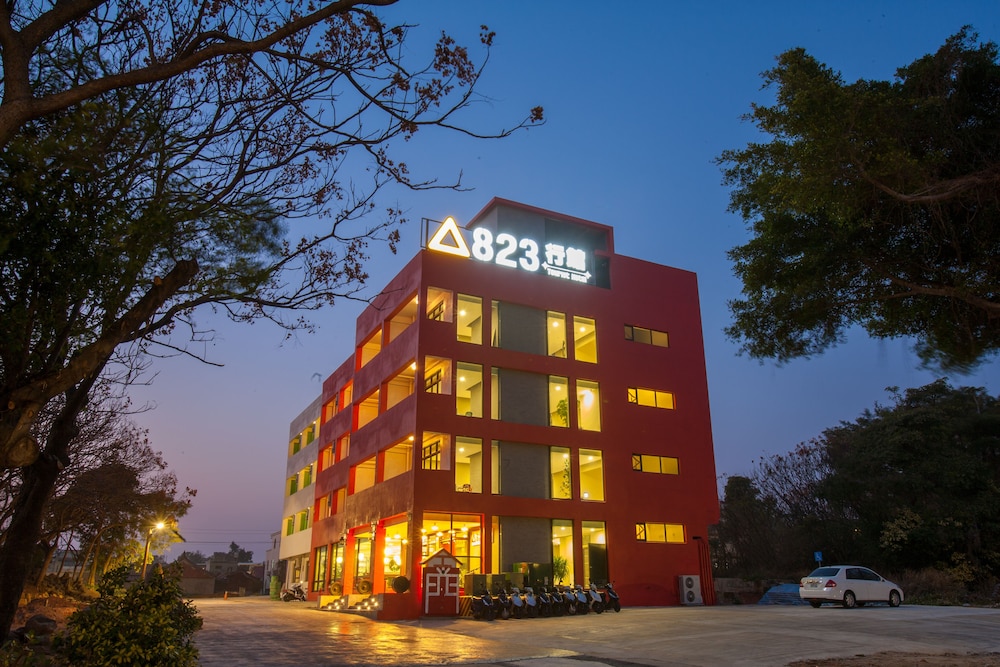823-Tourist Hotel 3/64