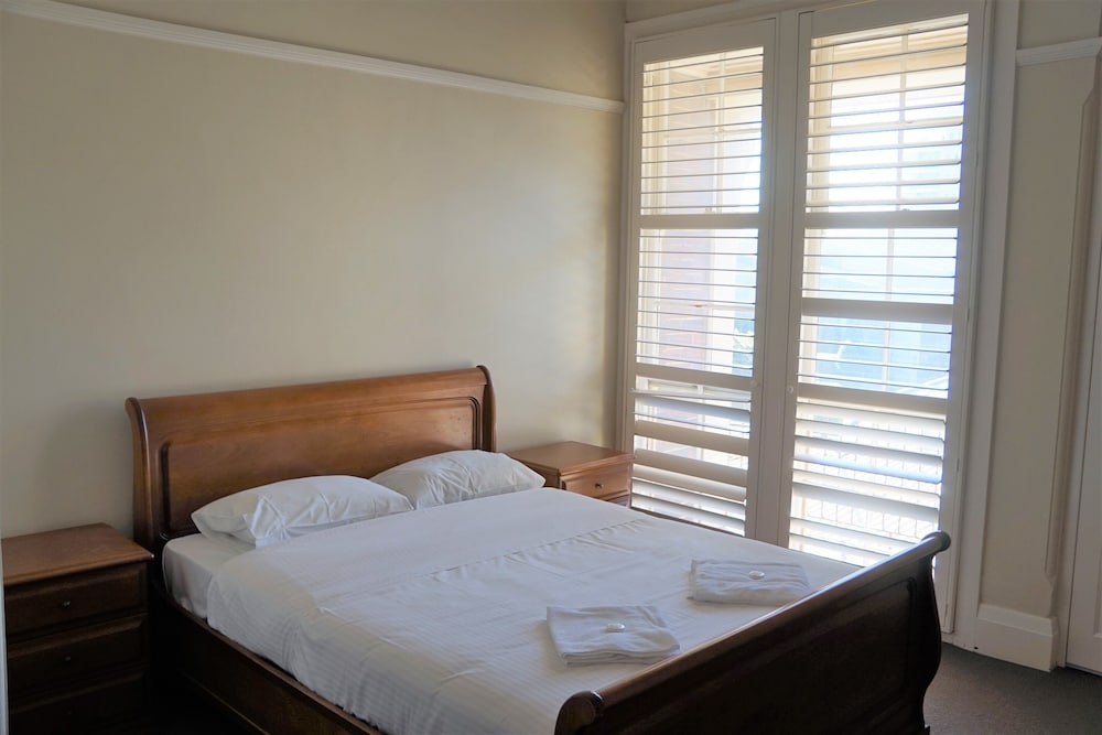 Palace Hotel Mortlake 6/25