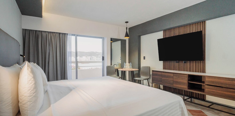 JUNIOR SUITE, KING BED, PARTIAL OCEAN VIEW, BALCONY