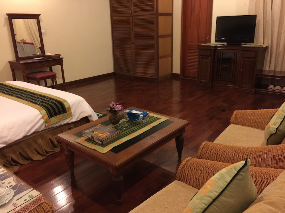 Champasak Palace Hotel 35/65