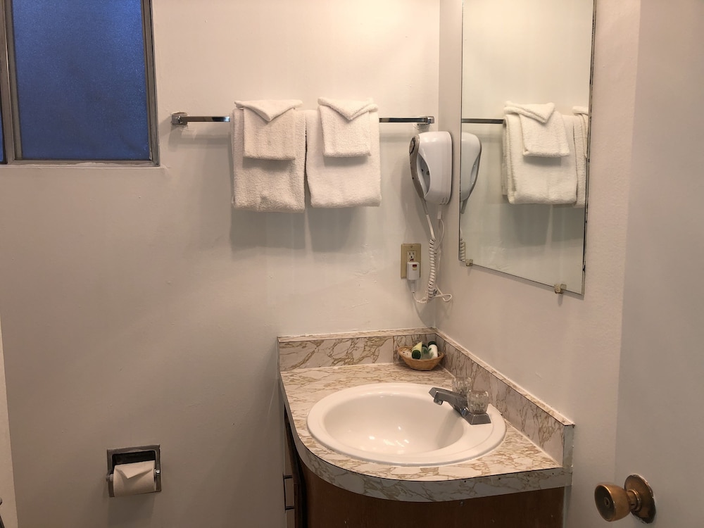 Cedar Inn & Suites 58/64