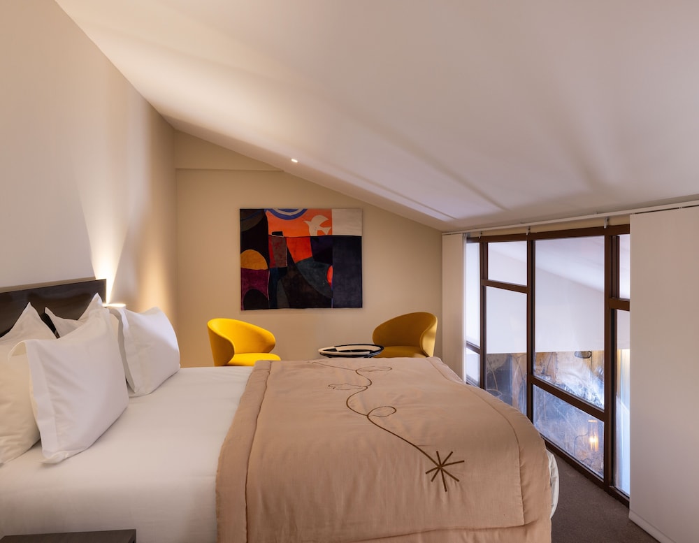 Mezzanine, Deluxe, Suite, Queen and Twin Beds