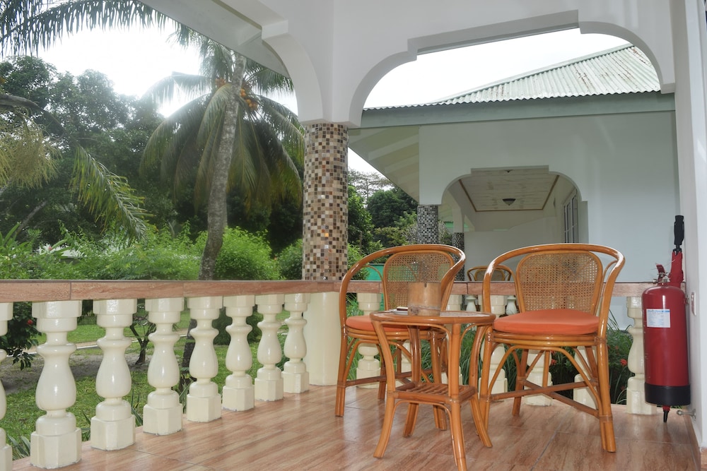 BAMBOO CHALETS 26/39