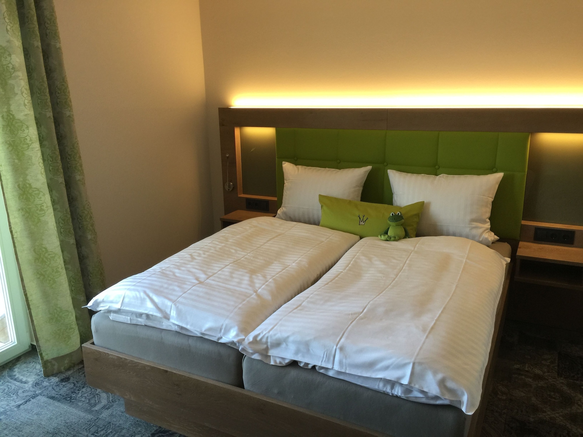 PREMIUM, SINGLE, KING BED, RESORT VIEW