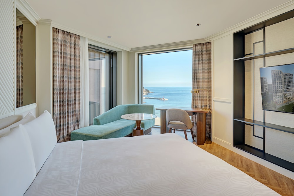 DELUXE, KING BED, PARTIAL OCEAN VIEW