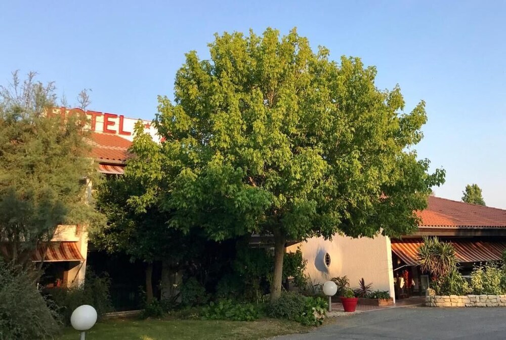 HOTEL LA BELLE POULE 1/44
