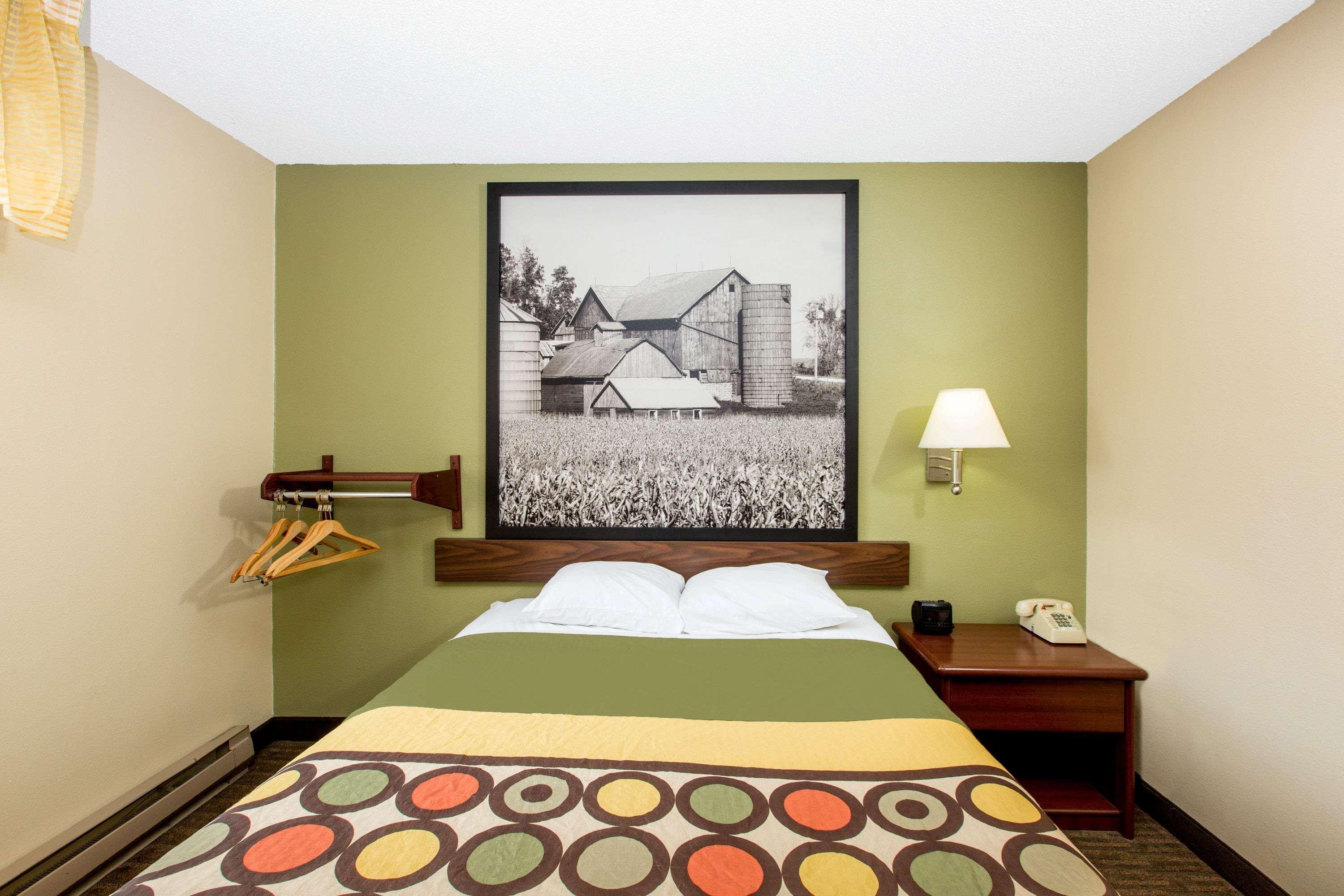 Super 8 By Wyndham Fairmont Mn 5/15