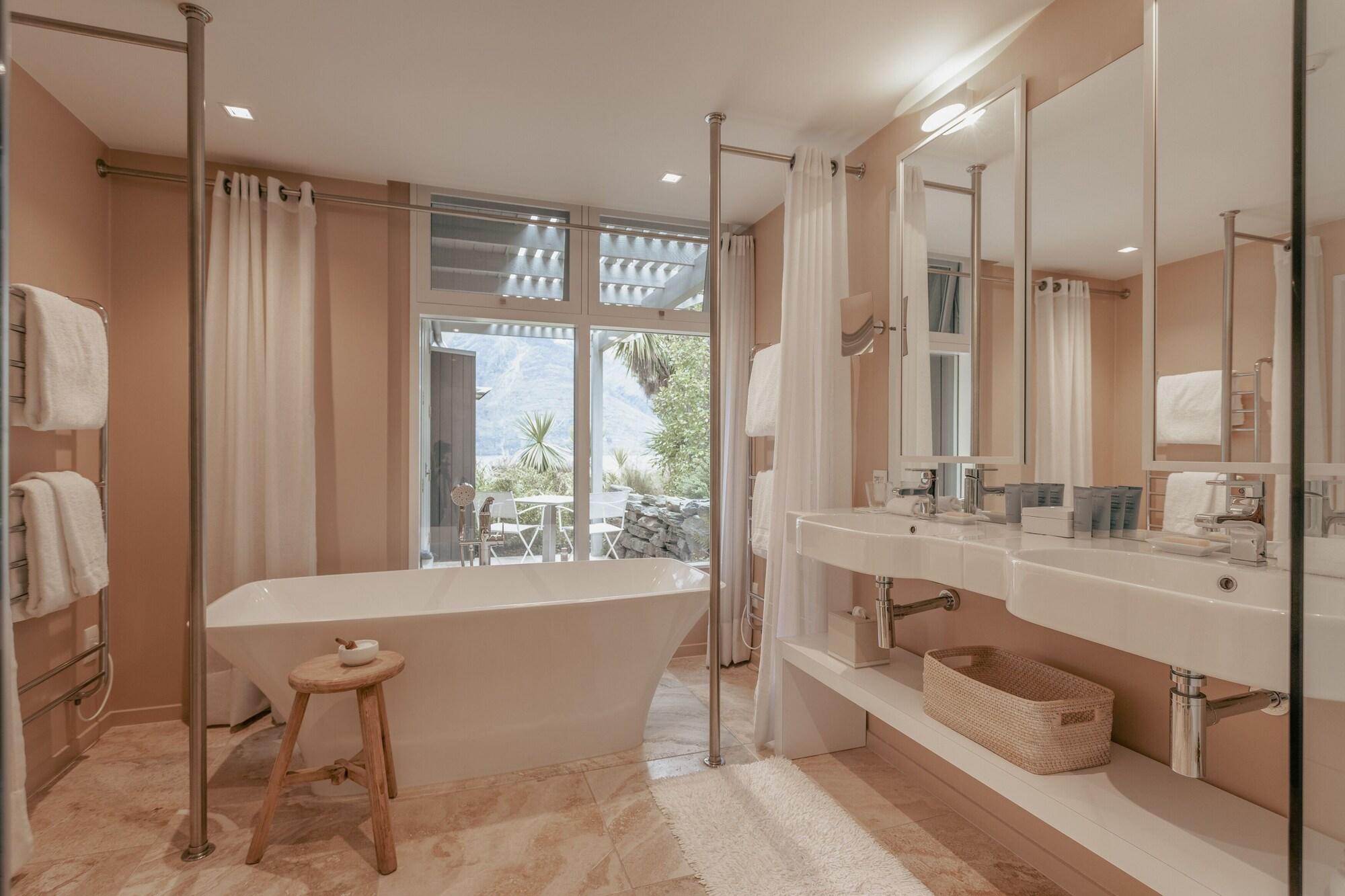 جناح بإطلالة على البحيرة، Rosewood Matakauri 4/4