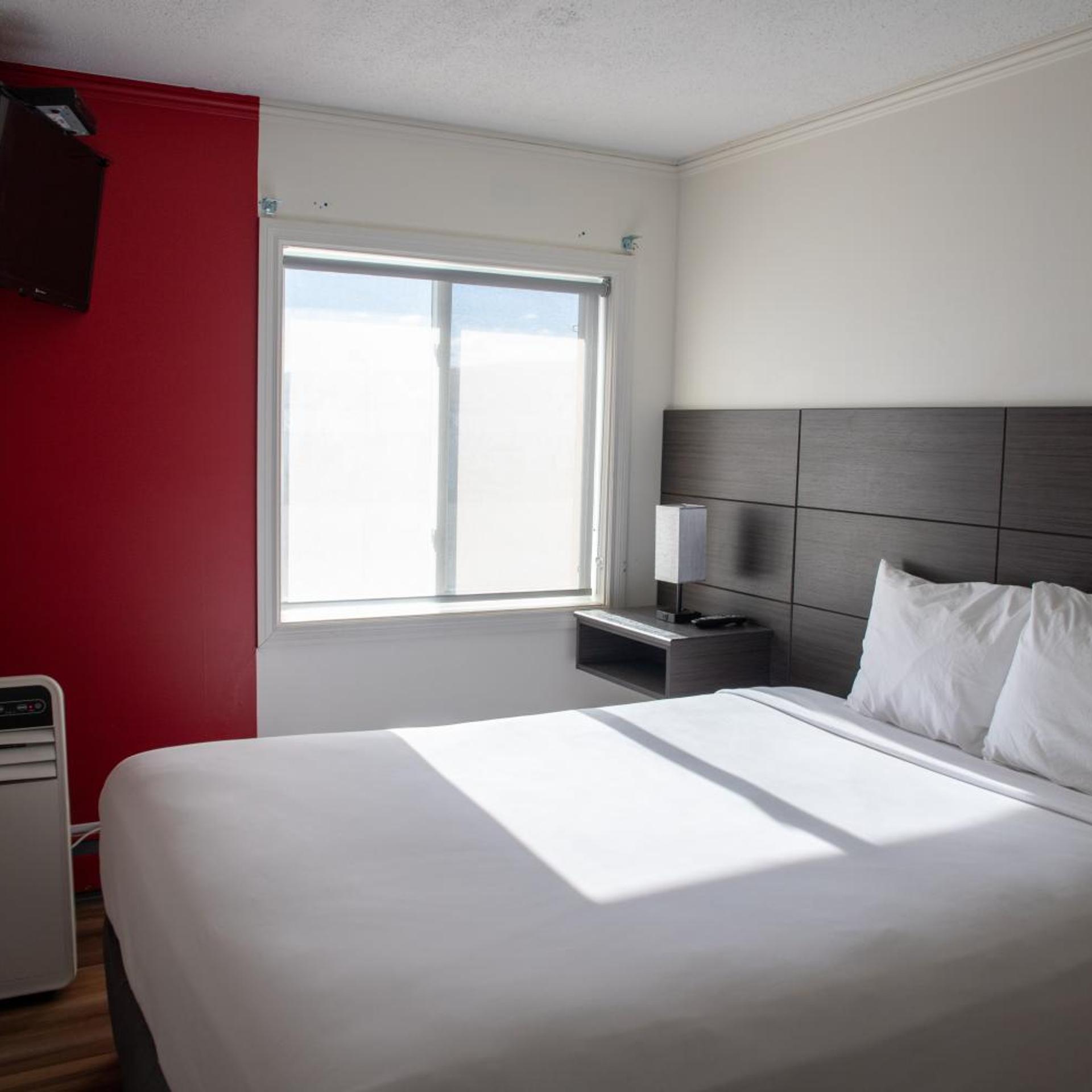 3 Bedrooms, Efficiency, Suite