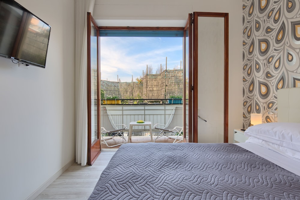 Flower Suites Sorrento 13/39