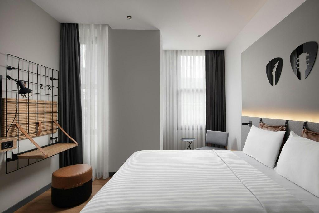 Moxy, Guest Room, Queen Bed, City View