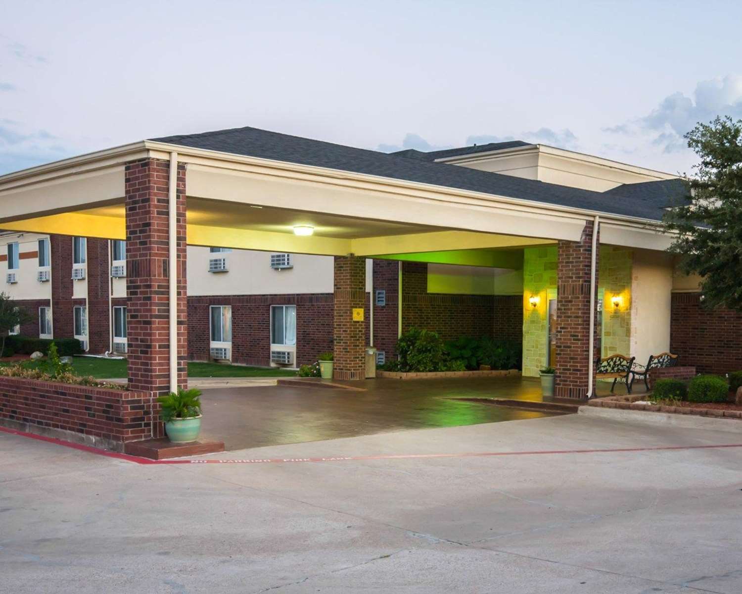 Comfort Inn & Suites Red Oak - Dallas Area 2/23