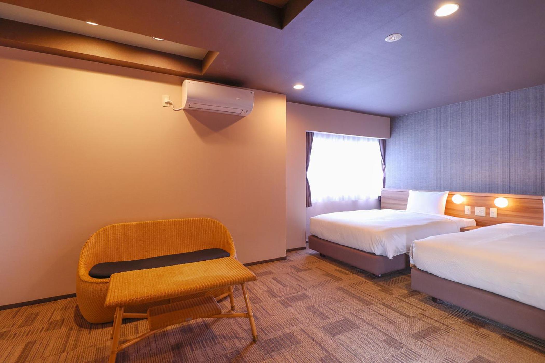 Standard, Twin Beds, Mountain Side, Shared Bathroom 3/6