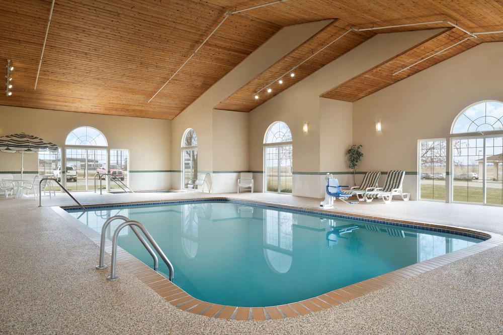 Country Inn and Suites By Radisson Grinnell 4/20