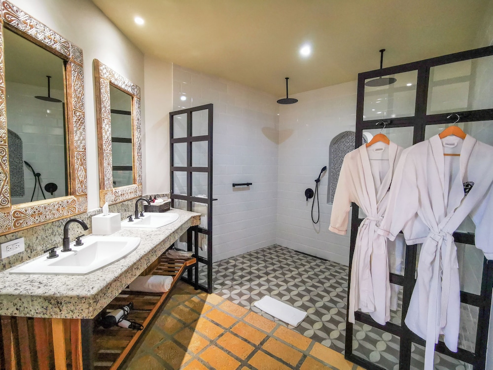 GRANADA, SUITE, KING BED, VALLEY VIEW