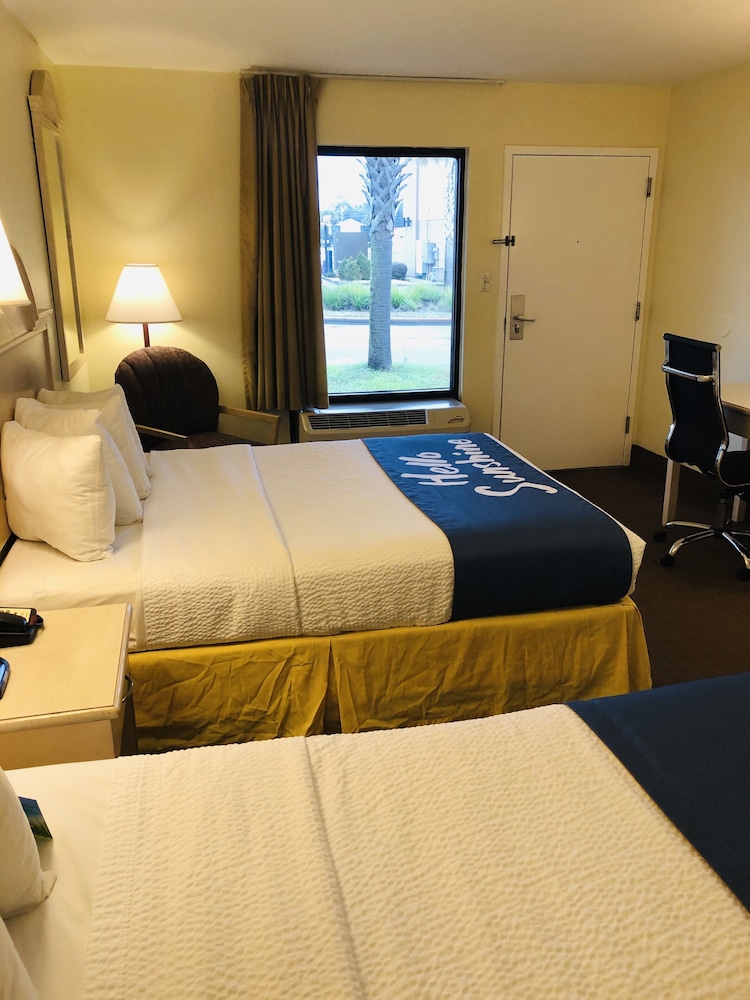 Days Inn & Suites by Wyndham Navarre - near Beaches/Hurlburt 18/27