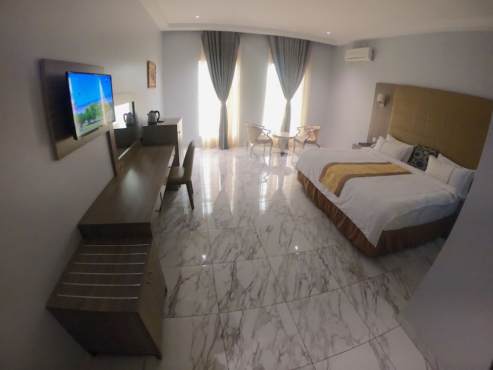 Maxbe Continental Hotel 5/33