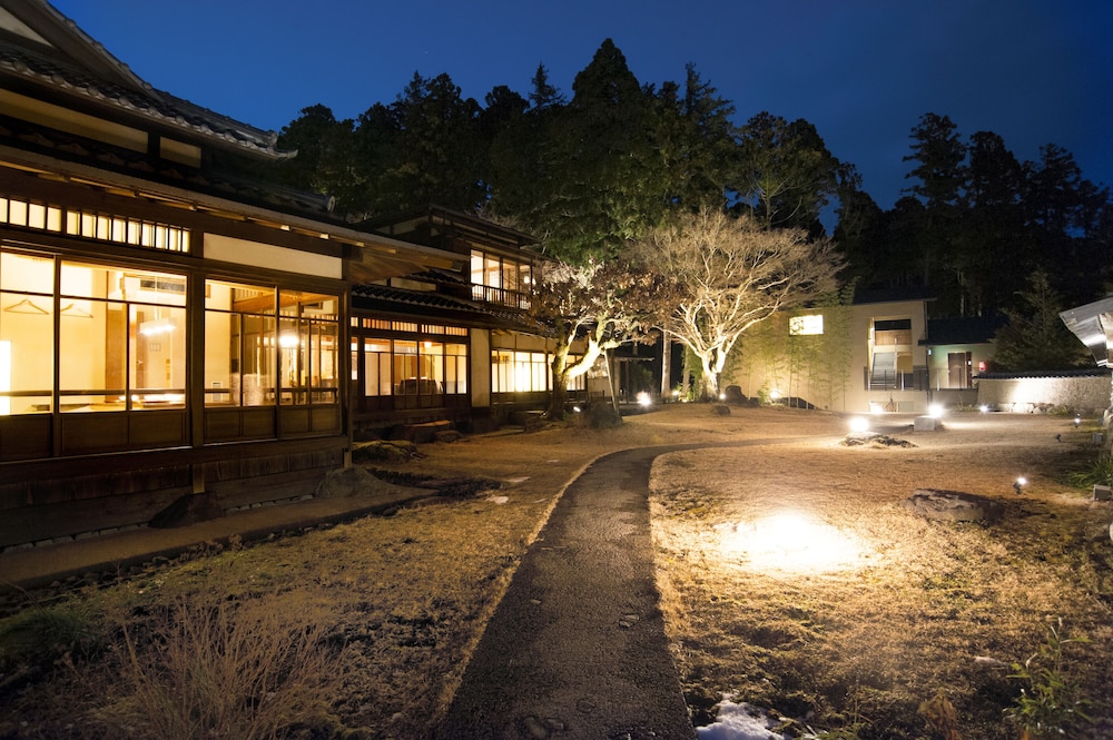Hakone Suishoen 70/74