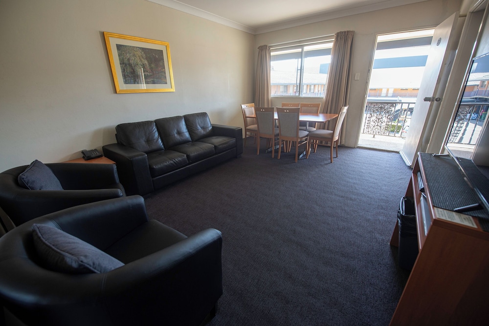 NARELLAN MOTOR INN 38/54
