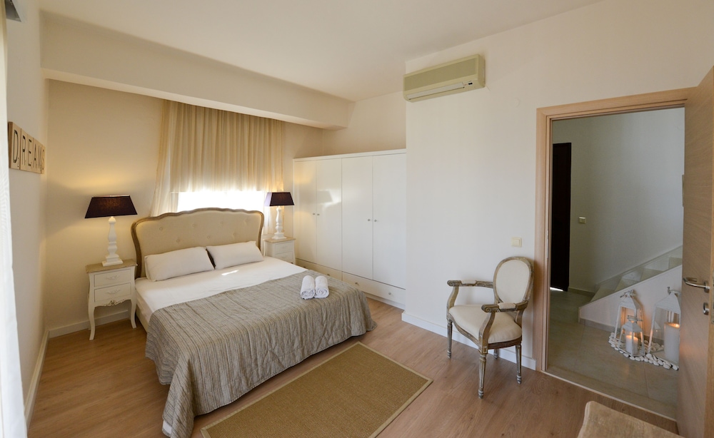 Eva Mare Apartments 10/75