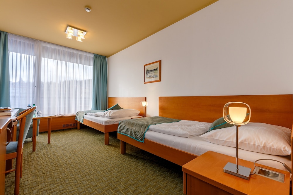 ROOM, DOUBLE OR TWIN BED