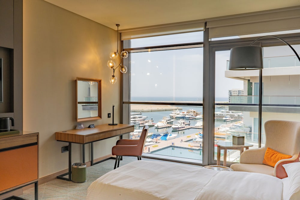 Deluxe, Twin Beds, Partial Marina View