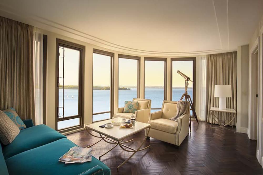 The Edgewater 32/43