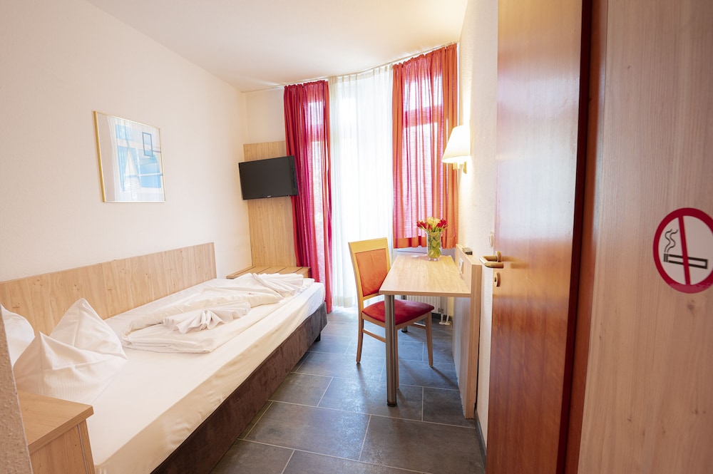 ROOM, SINGLE