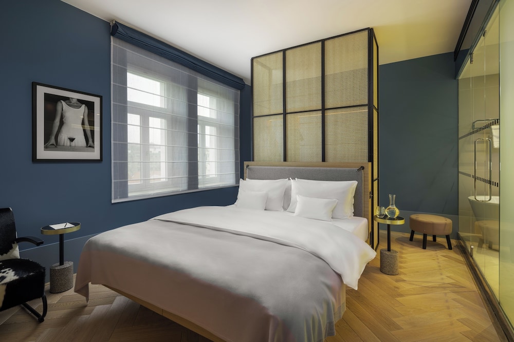 SUITE, KING BED