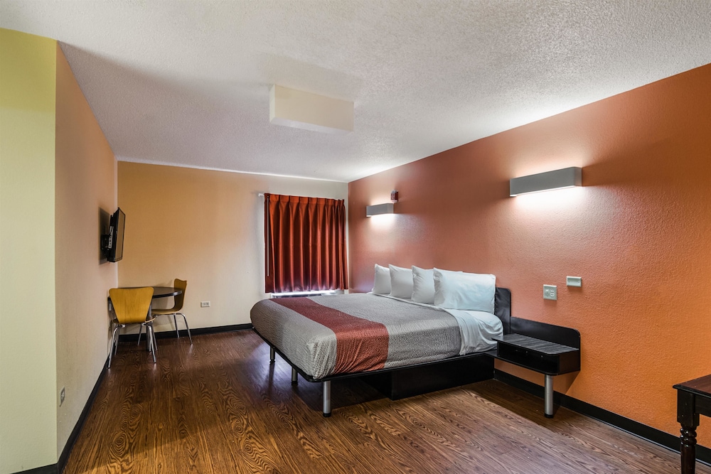 1 King Bed - Business, Non-Smoking, Mini Fridge
