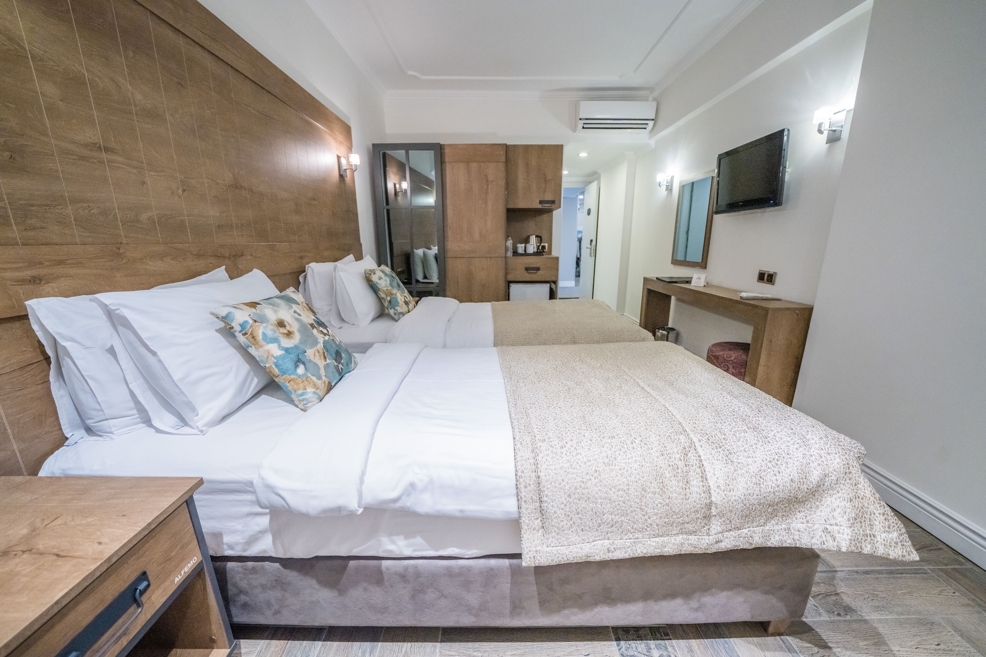 STANDARD, DOUBLE OR TWIN BED, SIDE SEA VIEW