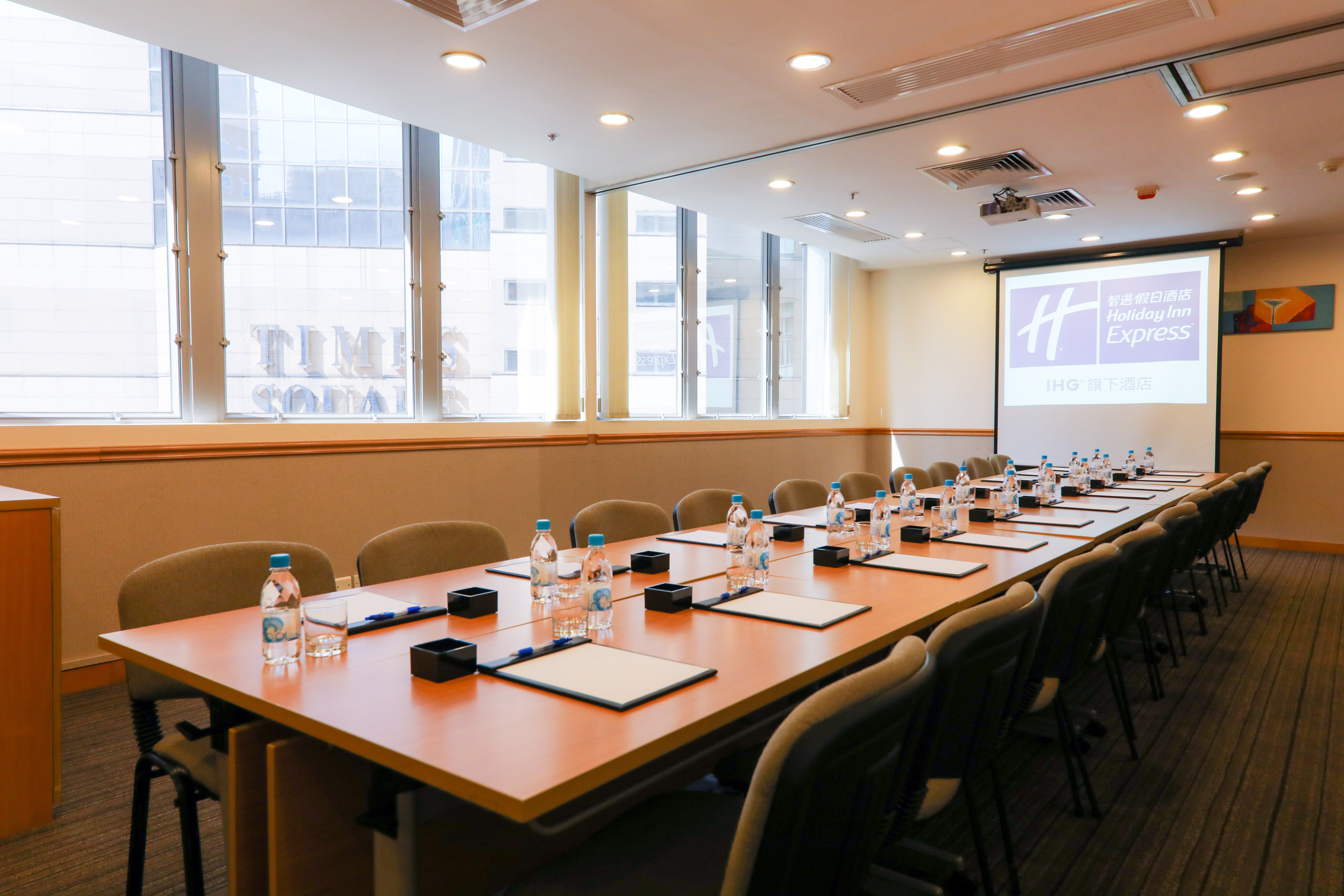 Holiday Inn Express Causeway Bay Hong Kong 65/76