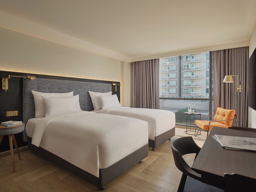 UPTOWN, TWIN BEDS