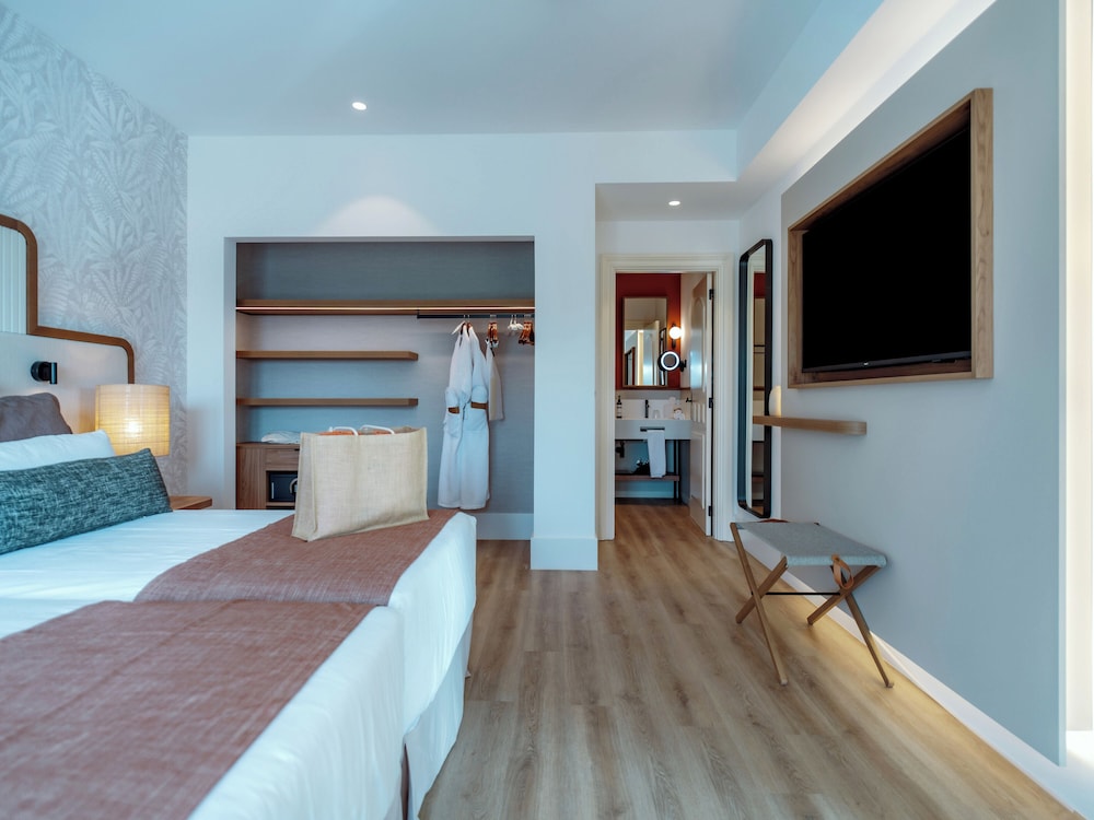 Preferred Club, Club, Suite, Twin Beds, Sofa, Terrace