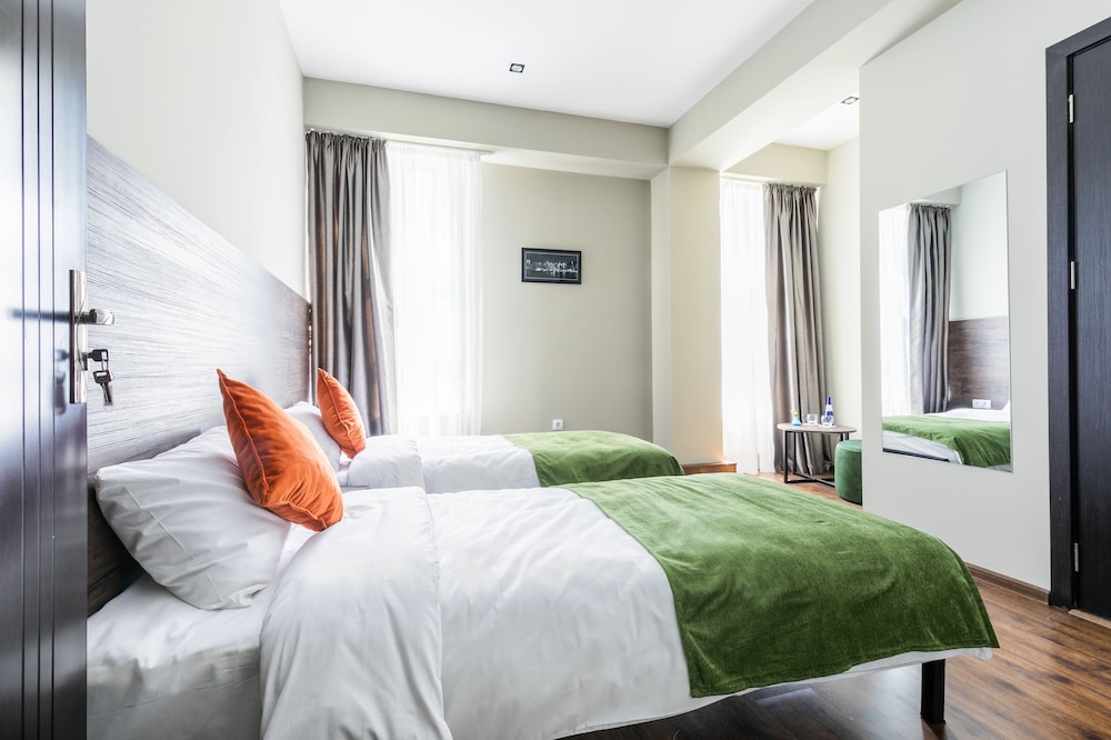 غرفة قياسية بسريرين منفصلين بإطلالة على الفناء، Boutique Hotel MoJo 2/3