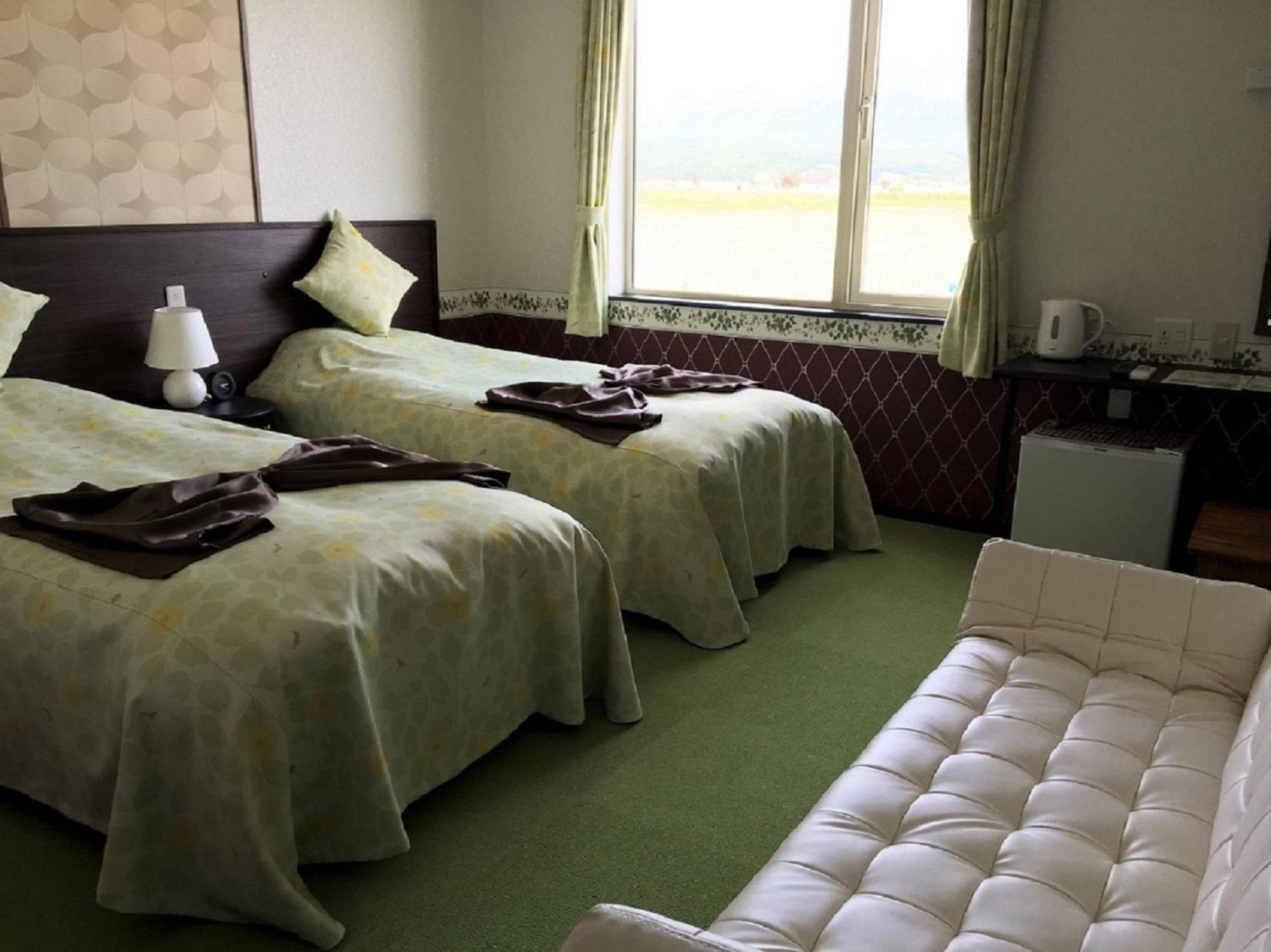 ROOM, TWIN BEDS