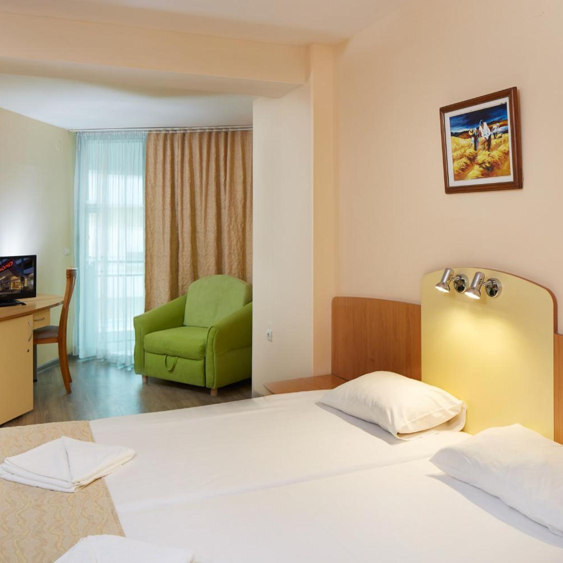 غرفة بسرير مزدوج بشرفة مع أريكة، Diamond Hotel 3/8