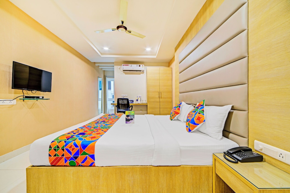 Oyo 14745 Veeraj Suites 37/50