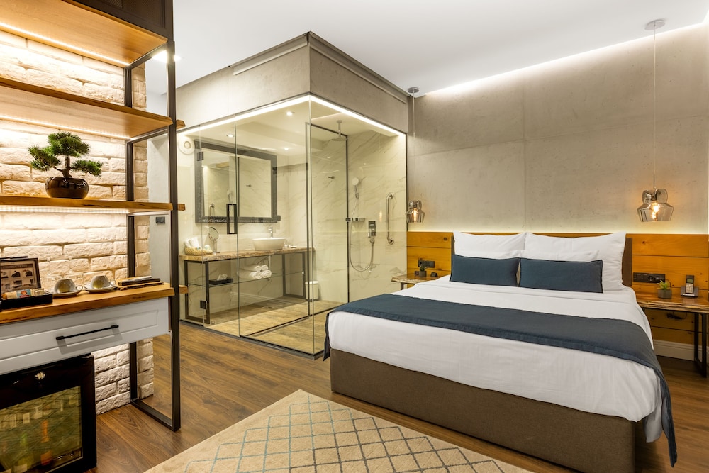 One Luxury Suites 13/72