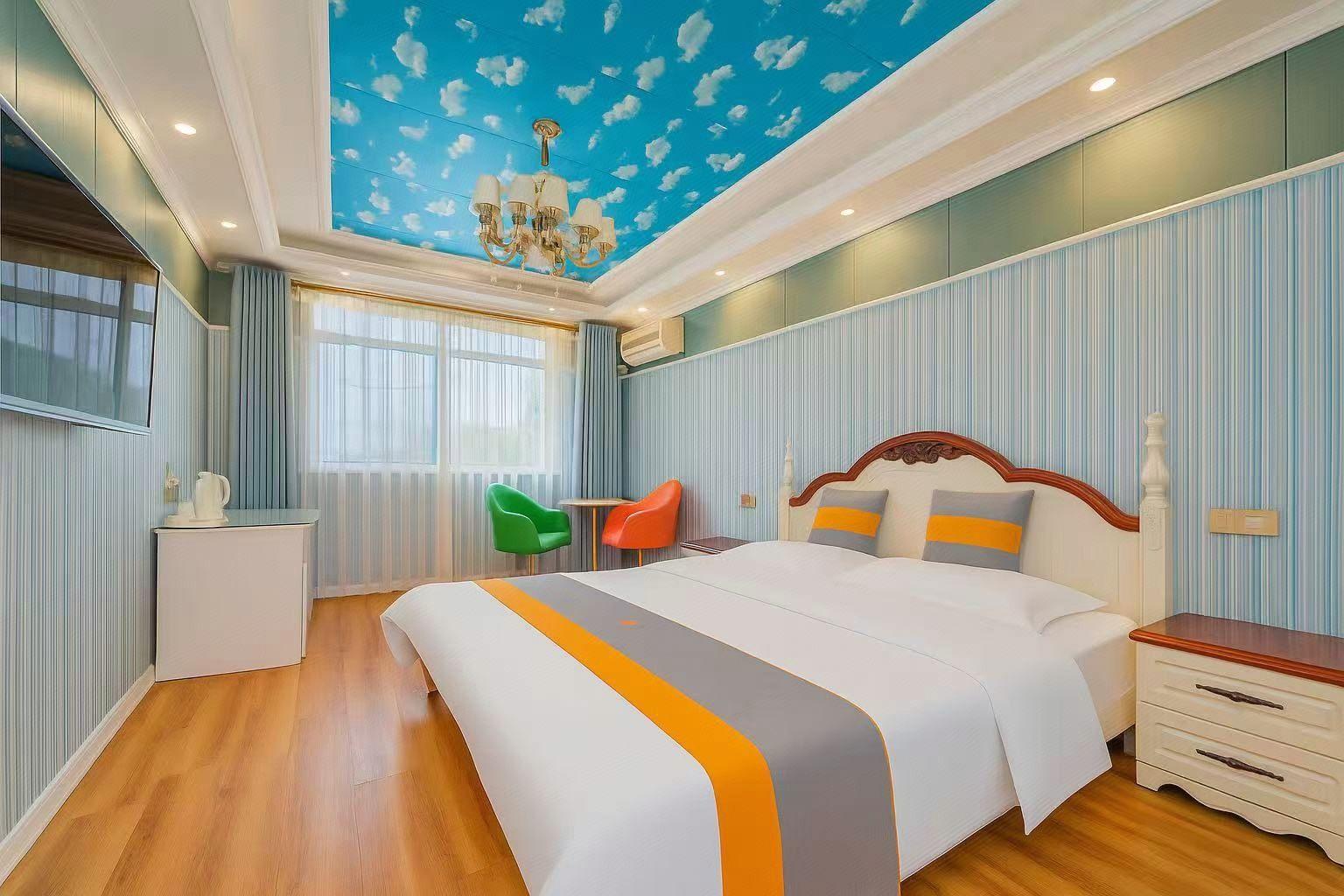 Feature, Queen Bed