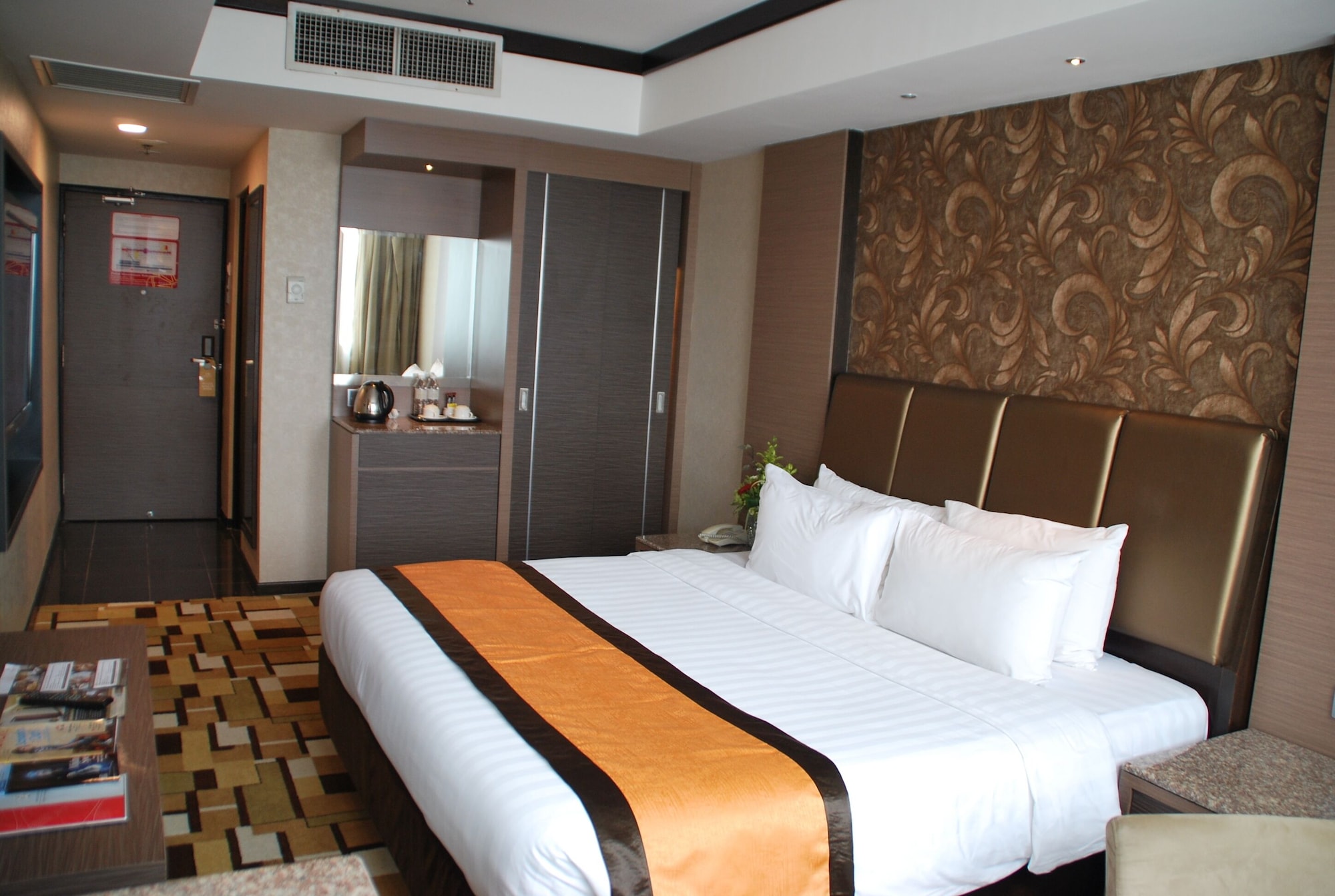 DELUXE KING ROOM