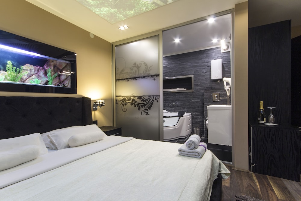 Madison Rooms 13/50
