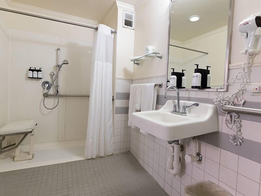 Pacific Marina Inn 52/53