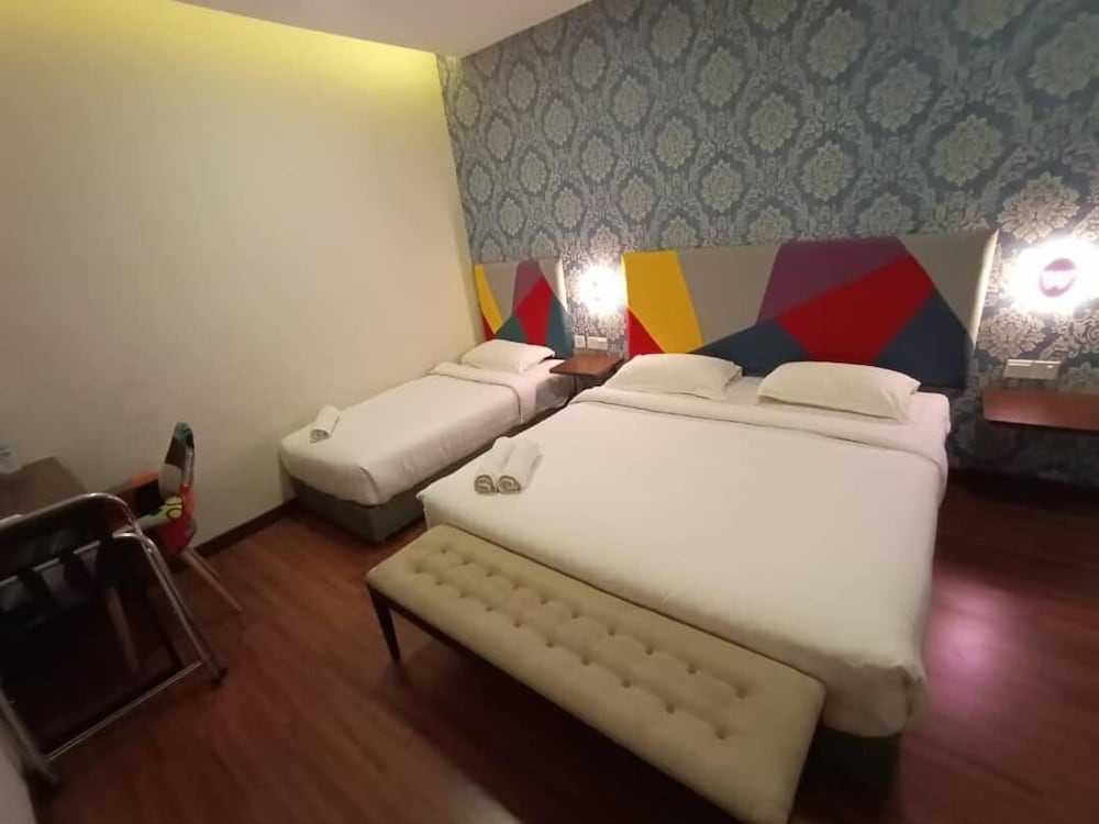 W Hotel Cemerlang 8/37