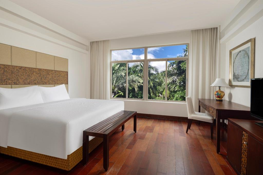 DELUXE, KING BED, POOL VIEW