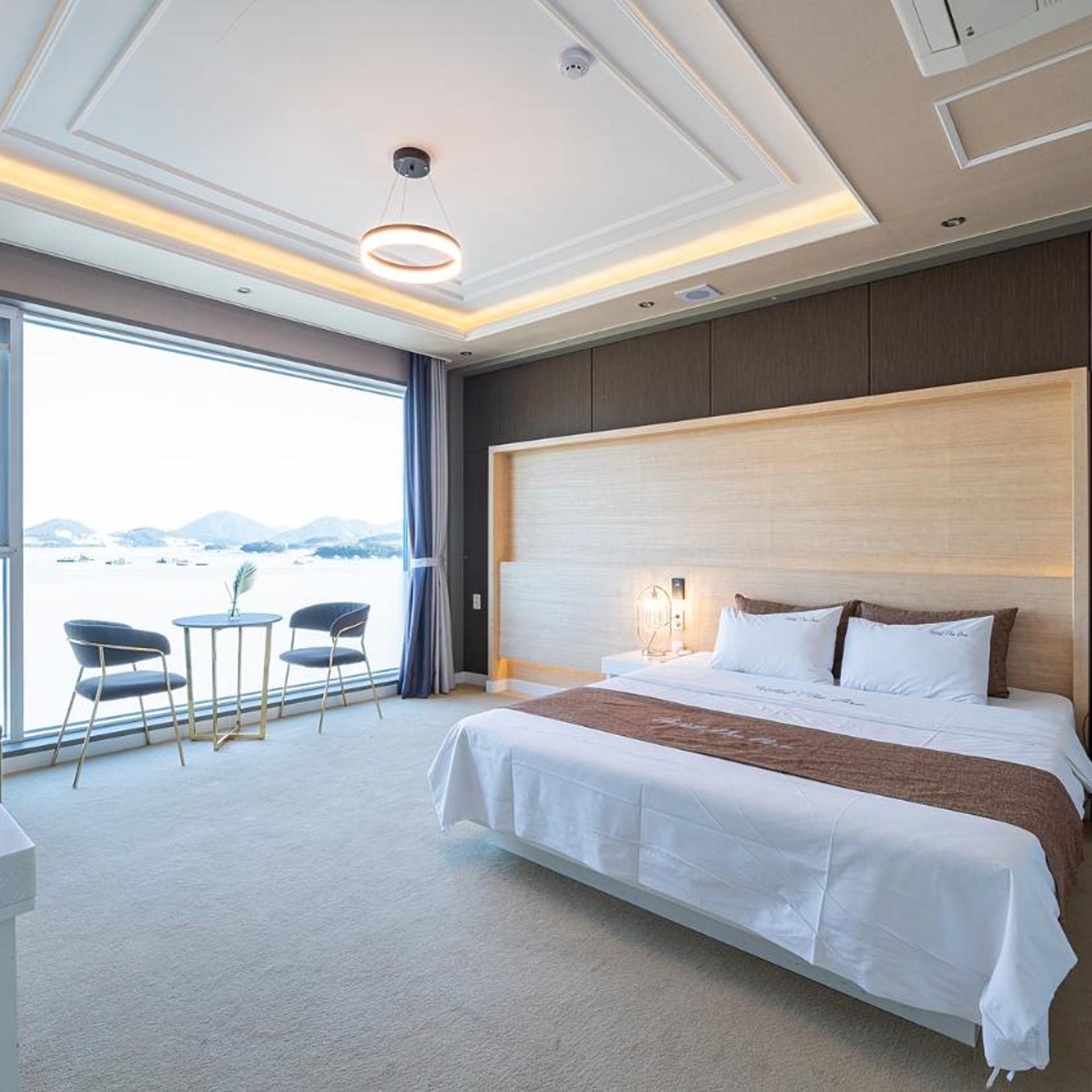 غرفة بريميوم بسرير مزدوج بإطلالة على البحر، Hotel The One Yeosu 2/10