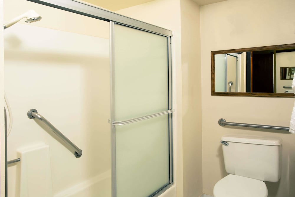 Travelodge by Wyndham Sunset-Huntington Beach Ocean Front 14/15