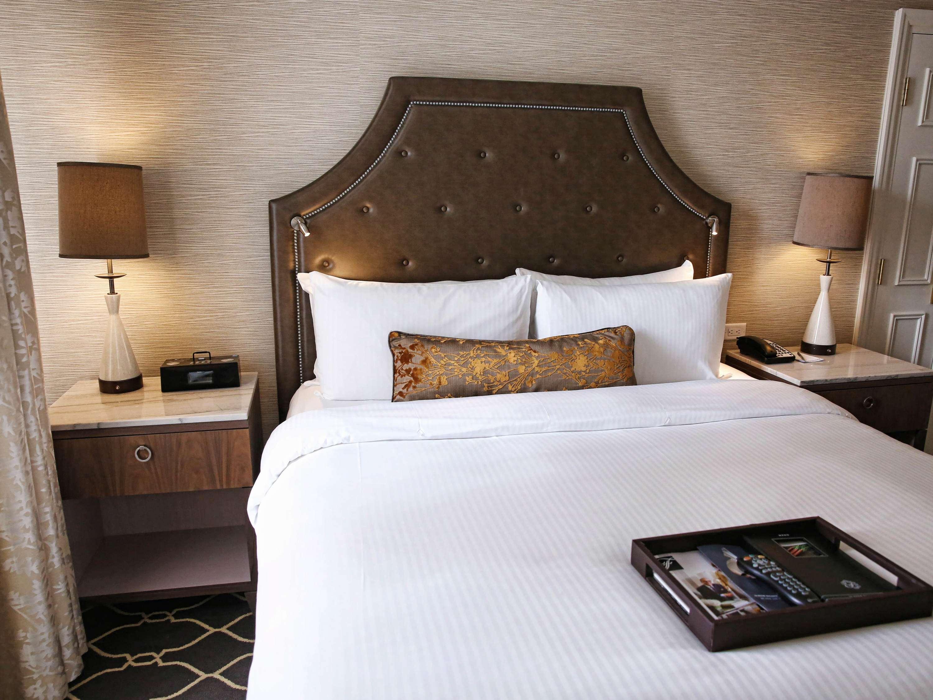 Fairmont, Queen Bed, City or Courtyard View