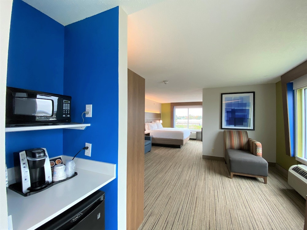 Holiday Inn Express Suites Somerset Central 72/76